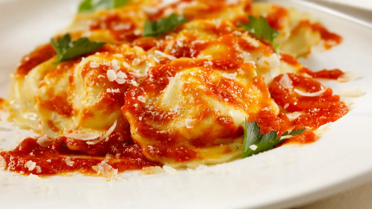 Ravióli recheado com queijo e espinafre